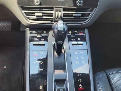 Used 2024 Porsche Macan AWD/4WD image 11