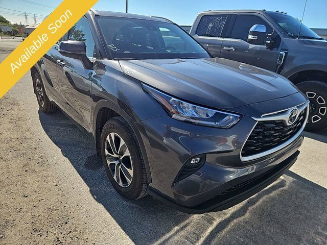 Used 2025 Toyota Highlander XLE AWD/4WD image 5