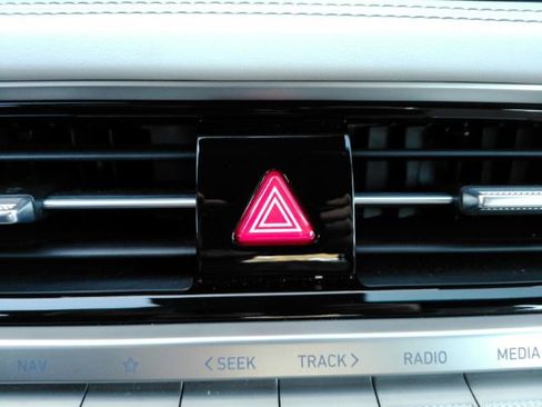 Used 2025 Genesis G70 2.5T image 44