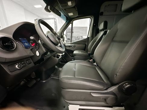 Used 2025 Mercedes-Benz Sprinter 2500 image 20