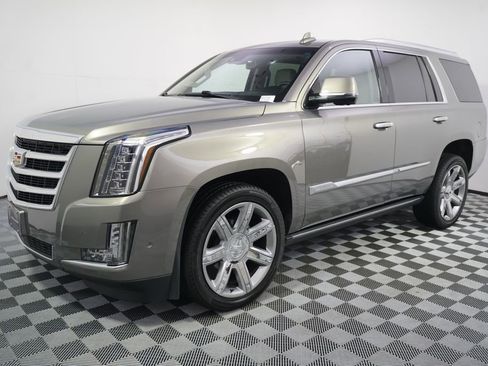 Used 2019 Cadillac Escalade Premium Luxury AWD/4WD image 2