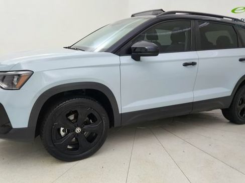 Used 2025 Volkswagen Taos SE AWD/4WD image 3