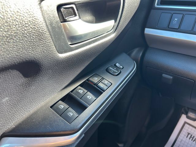 Used 2017 Toyota Camry SE w/ Moonroof Package FWD image 11