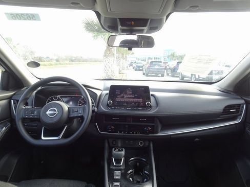 Used 2024 Nissan Rogue SV image 11