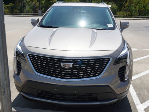 Used 2022 Cadillac XT4 Premium Luxury w/ Enhanced Visibility Package FWD image 2