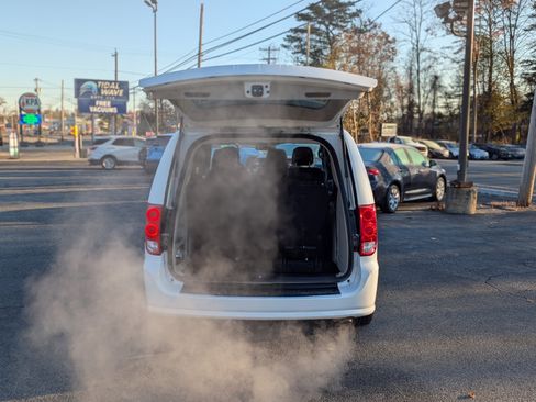 Used 2019 Dodge Grand Caravan SE w/ UConnect Hands-Free Group image 32