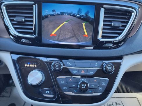 Used 2017 Chrysler Pacifica Touring-L Plus image 15