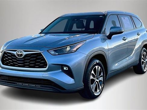 Used 2023 Toyota Highlander XLE image 2