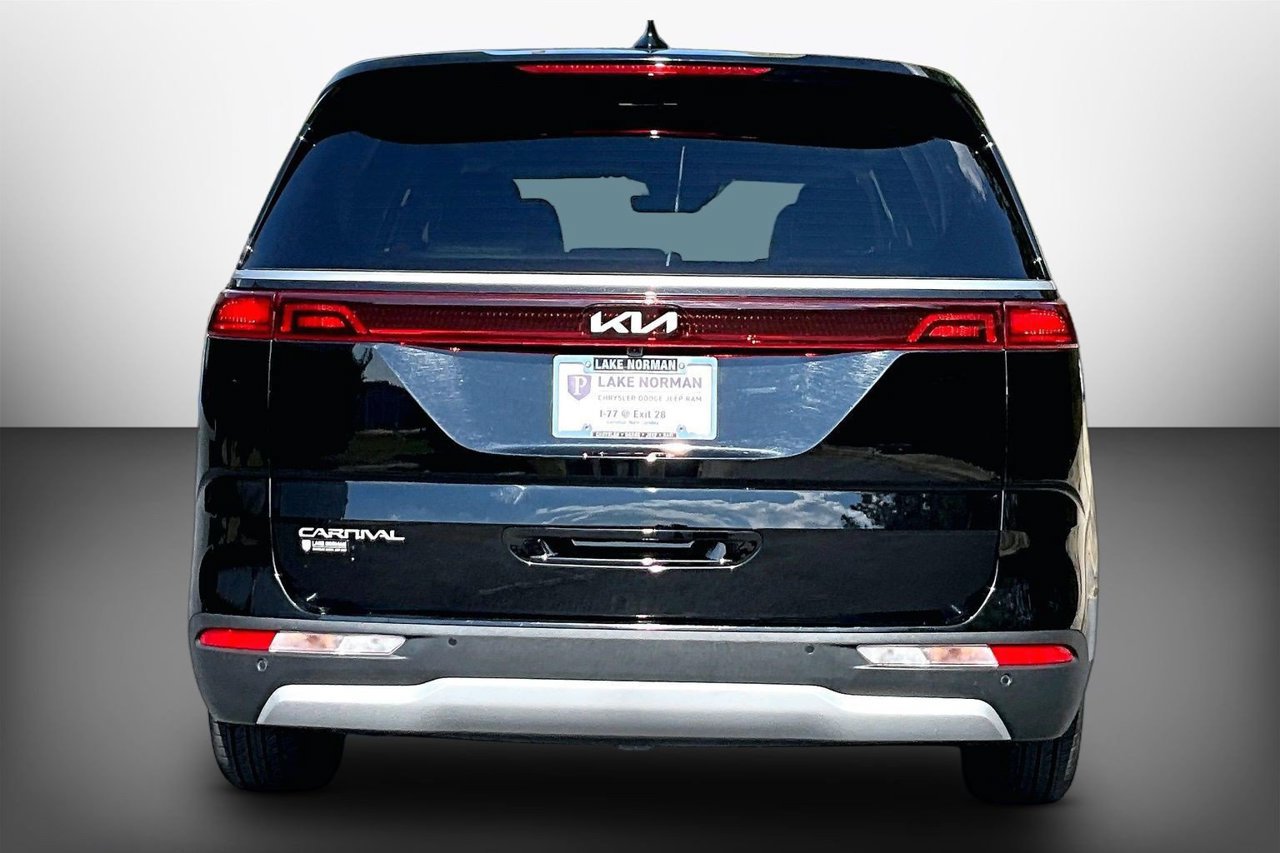 Used 2024 Kia Carnival EX FWD image 7