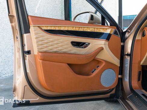 Used 2022 Bentley Flying Spur W12 image 23