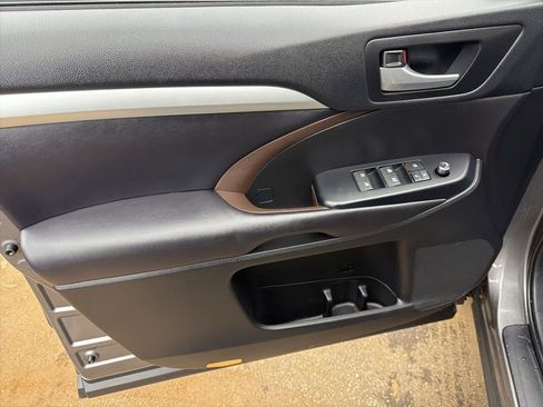 Used 2018 Toyota Highlander XLE image 11