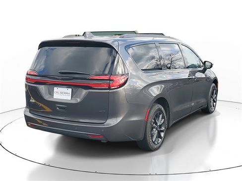 Certified 2021 Chrysler Pacifica Touring-L w/ Uconnect Theater Family Group image 4