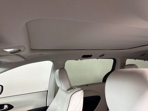 Used 2018 Chrysler Pacifica Limited FWD image 14