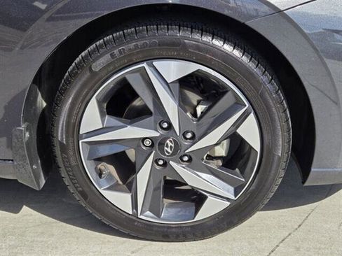 Used 2022 Hyundai Elantra Limited w/ Cargo Package image 8