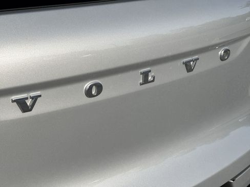 Used 2023 Volvo XC40 B4 Core w/ Convenience Package FWD image 18