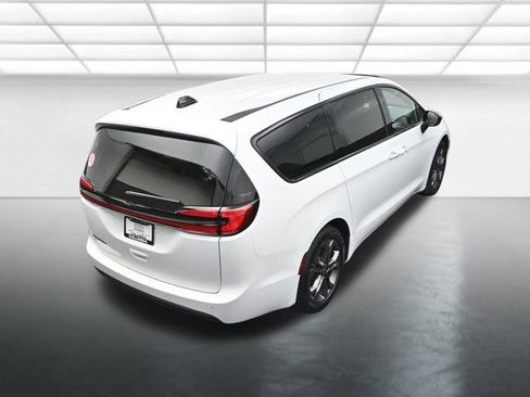 New 2026 Chrysler Pacifica Select image 16