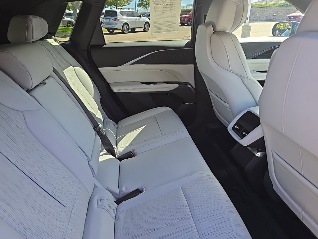 Used 2024 Cadillac Lyriq Luxury AWD/4WD image 12