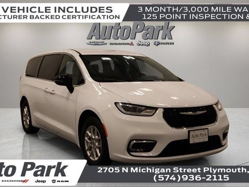 Used 2025 Chrysler Pacifica Select FWD image 3