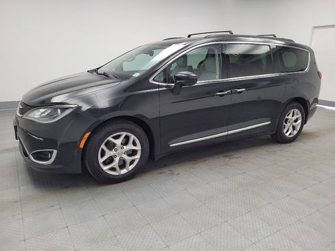 Used 2017 Chrysler Pacifica Touring-L w/ Tire & Wheel Group image 2