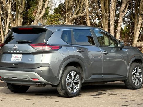 Used 2023 Nissan Rogue SV image 4