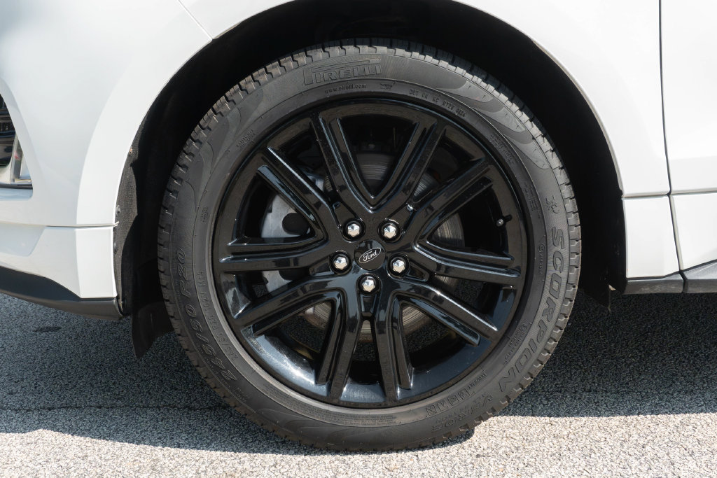 Used 2024 Ford Edge ST-Line w/ Class II Trailer Tow Package AWD/4WD image 2