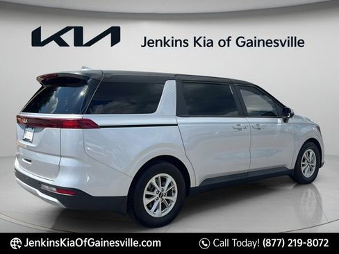 Used 2023 Kia Carnival LX FWD image 3