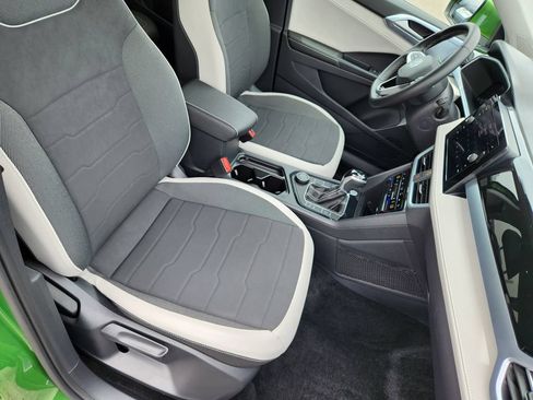 Certified 2025 Volkswagen Taos SE AWD/4WD image 11