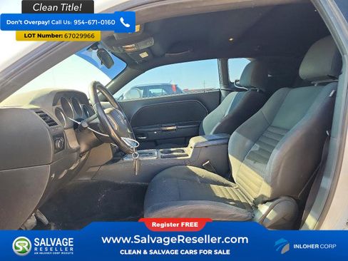 Used 2013 Dodge Challenger SXT RWD image 9