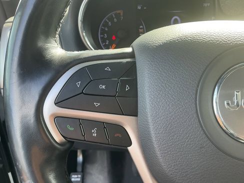 Used 2022 Jeep Grand Cherokee Laredo X image 16