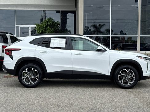 Used 2025 Chevrolet Trax LT FWD image 3