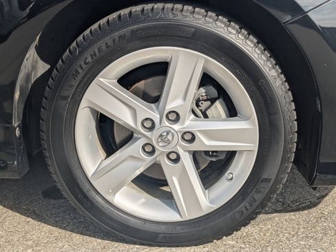 Used 2014 Toyota Camry L image 11