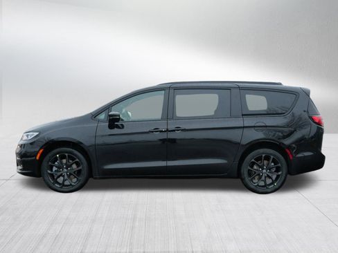 New 2026 Chrysler Pacifica Limited image 4
