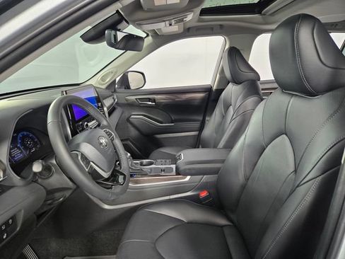 Used 2025 Toyota Highlander Limited FWD image 14