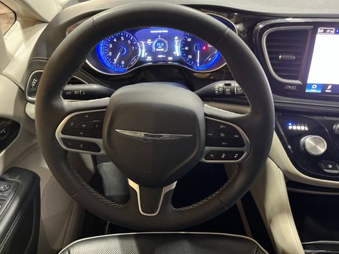 Used 2023 Chrysler Pacifica Limited FWD image 18