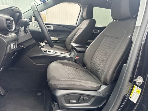 Used 2021 Ford Explorer XLT image 18