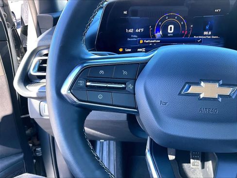 Used 2025 Chevrolet Traverse LT image 24