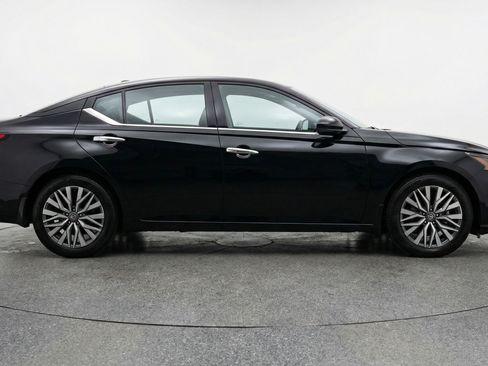 Used 2025 Nissan Altima 2.5 SV image 11