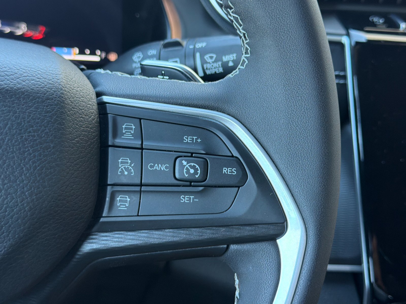 Used 2023 Jeep Grand Cherokee Altitude RWD image 30