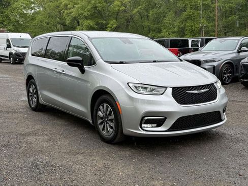 Used 2024 Chrysler Pacifica Select image 1