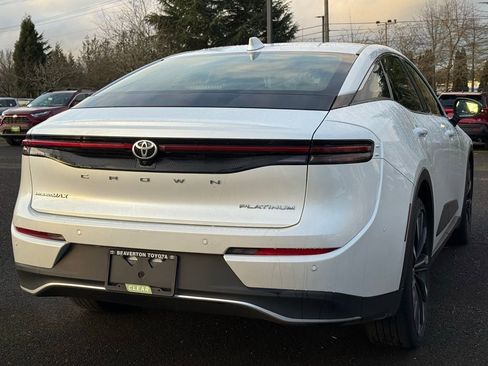 Used 2023 Toyota Crown Platinum image 5