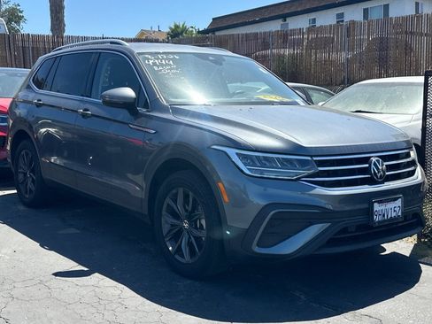 Used 2023 Volkswagen Tiguan SE FWD image 2
