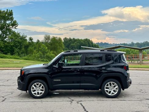 Used 2017 Jeep Renegade Latitude w/ Cold Weather Group AWD/4WD image 9