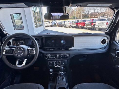 Used 2025 Jeep Wrangler Sahara image 20