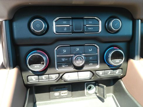 Certified 2021 Chevrolet Suburban High Country AWD/4WD image 28