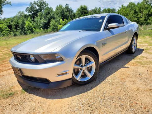Used 2010 Ford Mustang GT Premium RWD image 2
