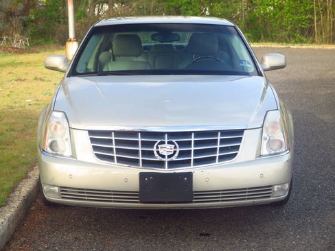 Used 2009 Cadillac DTS w/ Trunk Convenience Package FWD image 28