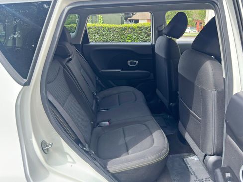 Used 2016 Kia Soul + FWD image 31