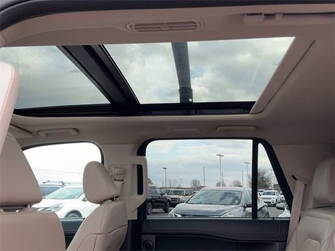 Used 2024 Ford Expedition Limited image 18