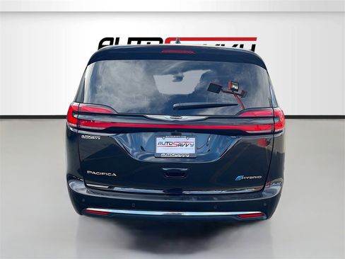 Used 2024 Chrysler Pacifica Select image 6