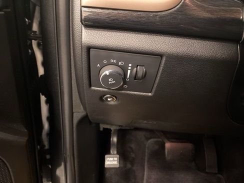 Used 2016 Jeep Grand Cherokee Laredo 75th Anniversary image 16